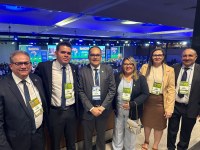 Comprometida com as pautas municipalistas, a Presidenta da câmara, vereadora Josinalva, na companhia da comitiva de Natuba, Prefeito Lisinho, vice-prefeito Noel Gomes e vereadores Ailton Cesar, Célia de Noel e Paulo de Pirauá